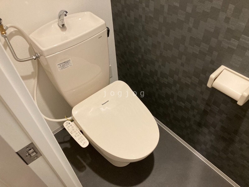 トイレ　嬉しい温水洗浄便座付きのトイレです。
