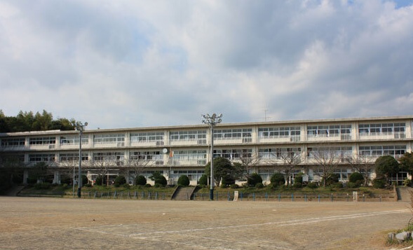 小学校　掛川市立城北小学校（小学校）まで870m