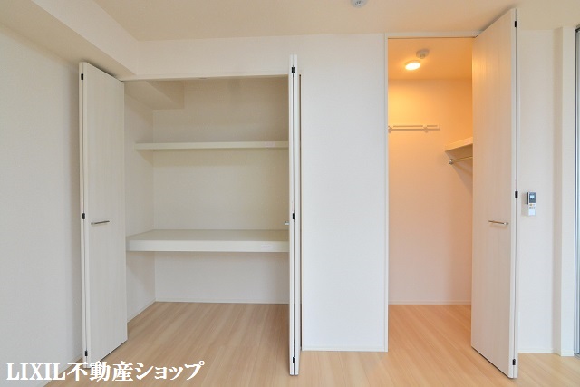 収納　南側６帖洋室の物入収納とクローゼットです。