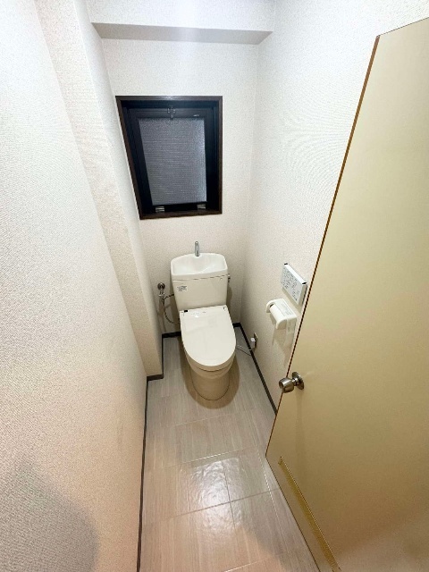 東急田園都市線 三軒茶屋駅 徒歩5分 5階建 築40年のトイレ写真