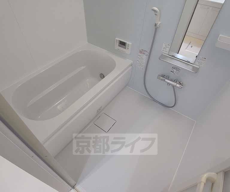 バス・シャワールーム　追い焚き機能付きバスで便利です。