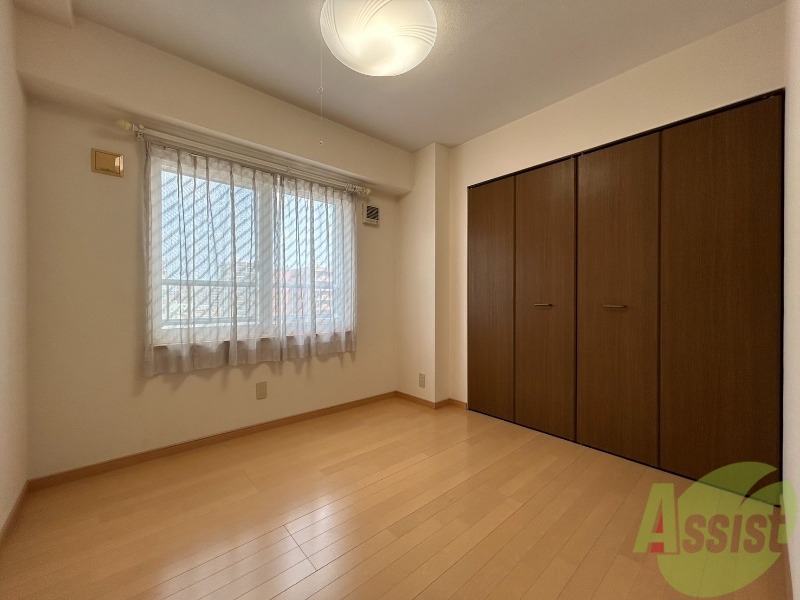 その他部屋・スペース　こちらのお部屋は光が差し込む、温かみのあるお部屋です。