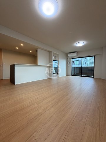 地下鉄御堂筋線 大国町駅 徒歩1分 13階建 築1年の居間写真