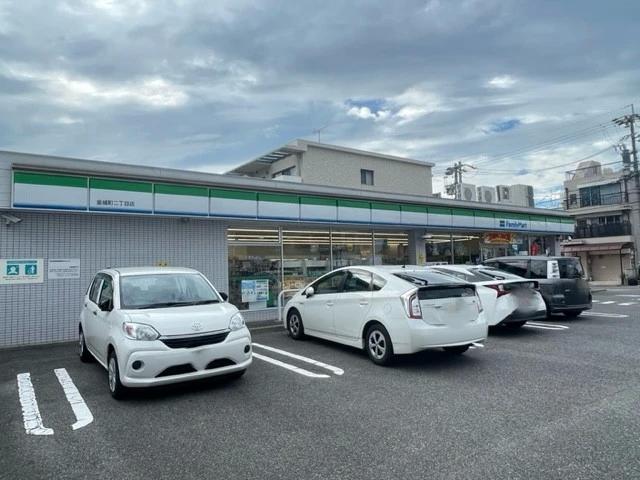 コンビニ　ファミリーマート 金城町二丁目店（コンビニ）まで527m