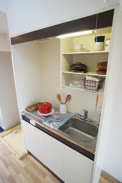 キッチン　参考写真（同建物別部屋のものです）※家具は配置イメージです。
