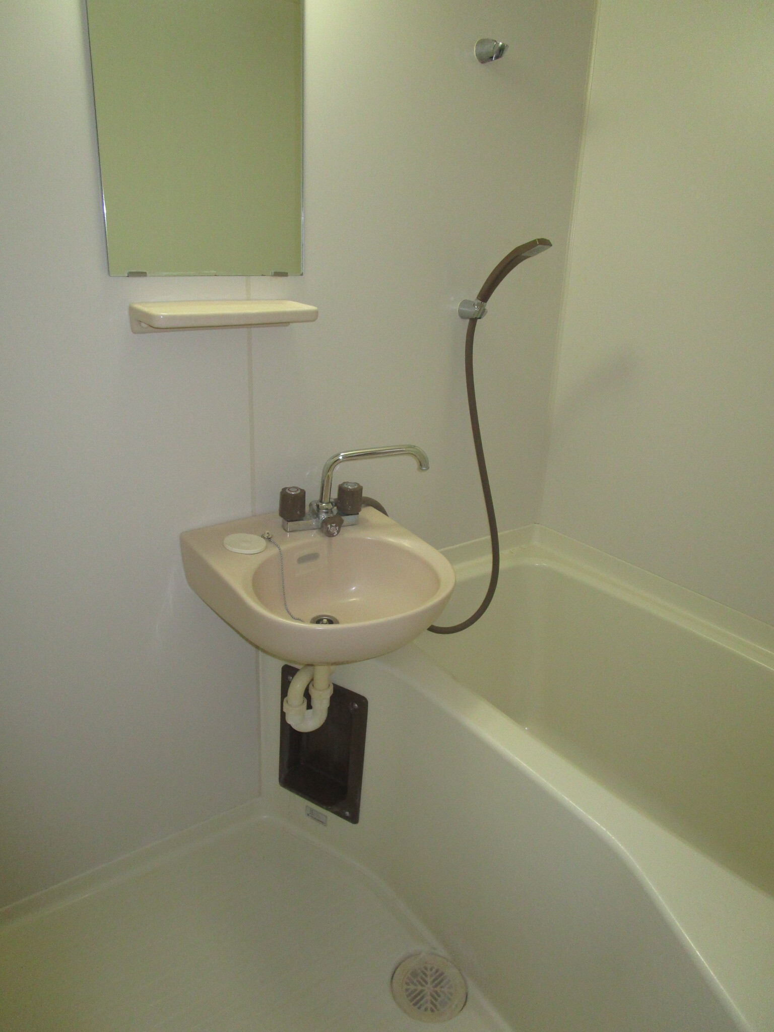 バス・シャワールーム　浴室です。簡易型の洗面台がついております。