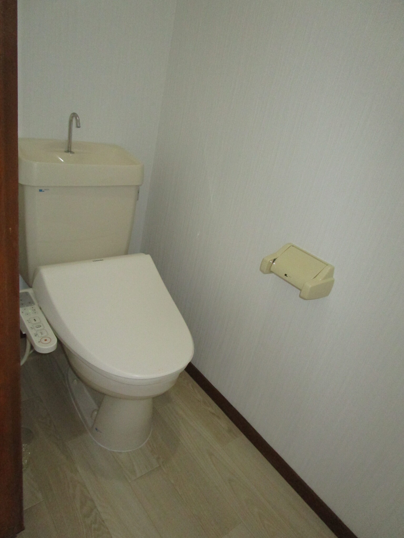 トイレ　トイレは温水暖房便座です。