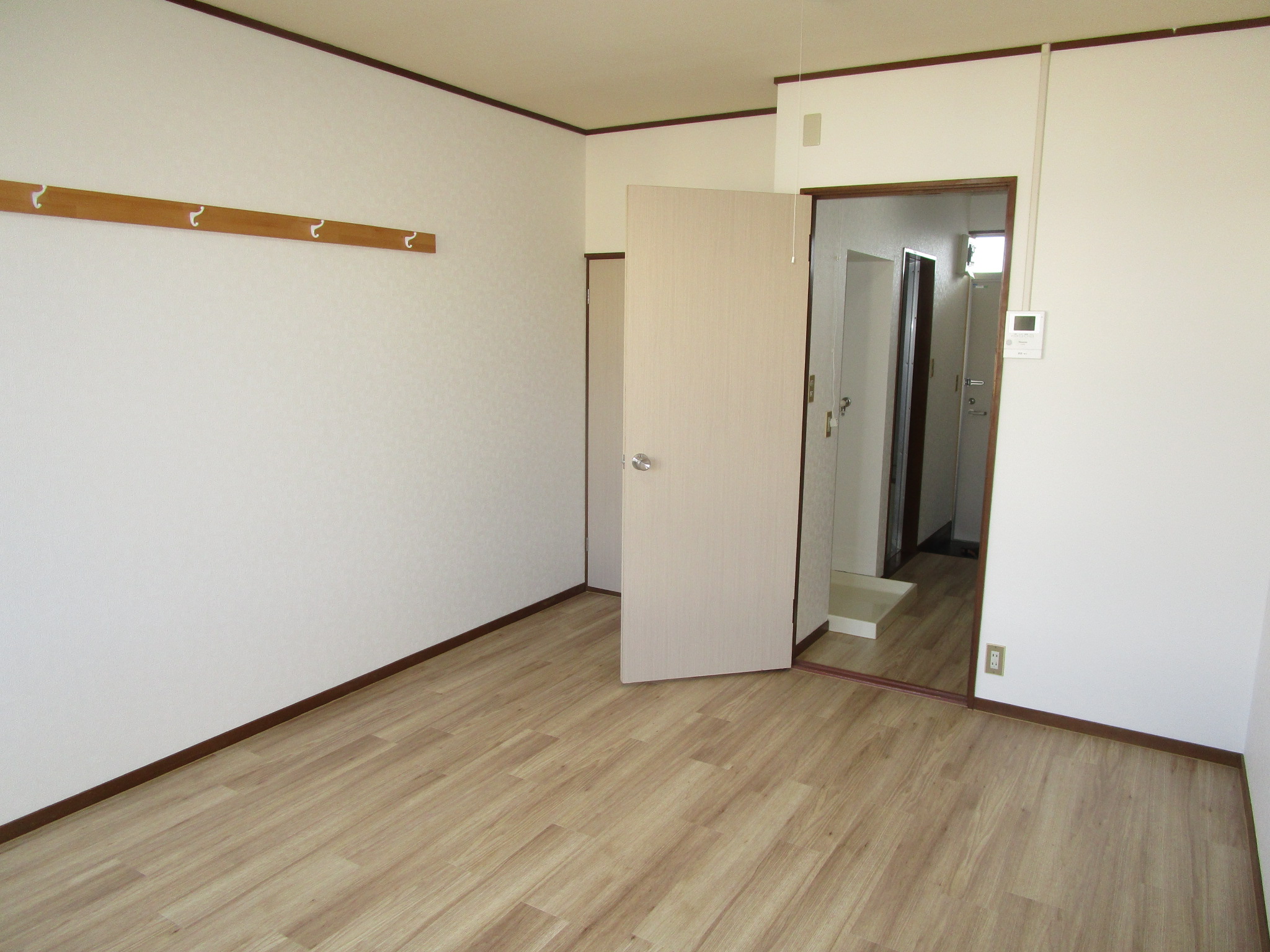 その他部屋・スペース　壁には物をかけることができるフックがついております