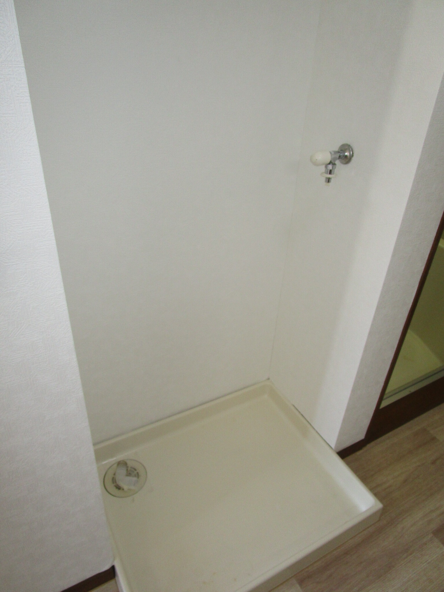 洗面設備　洗濯機スペースは室内のキッチン背面にございます。