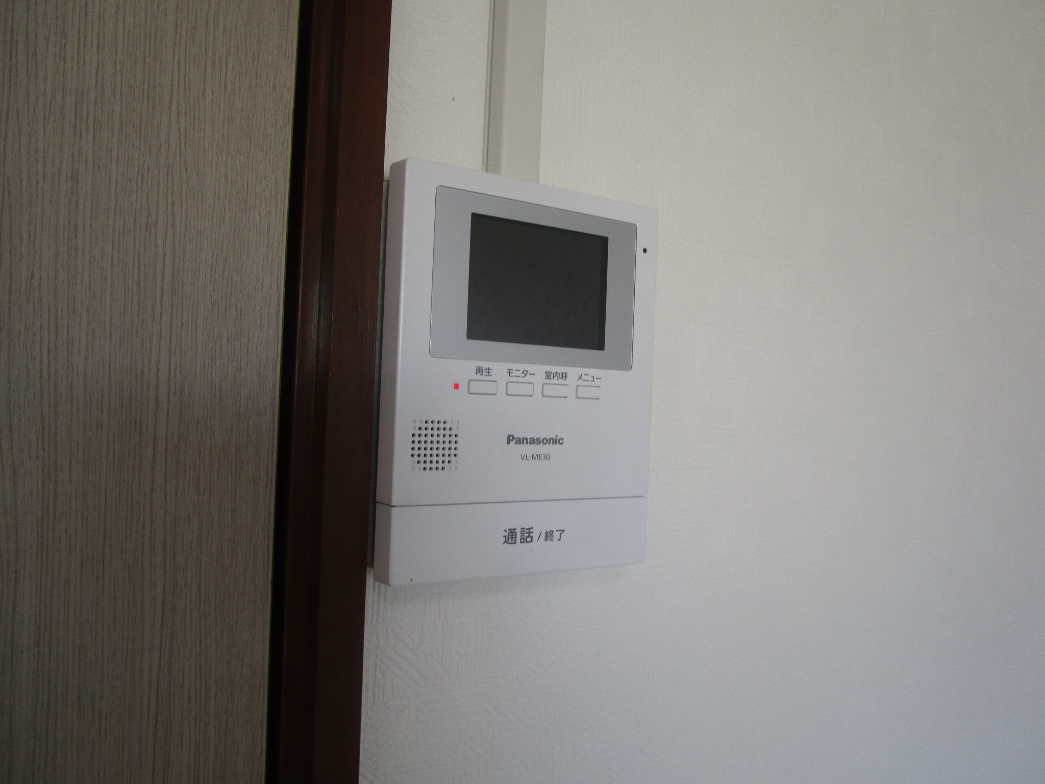 セキュリティ　モニター付きインターフォンの受話器は洋間にございます。