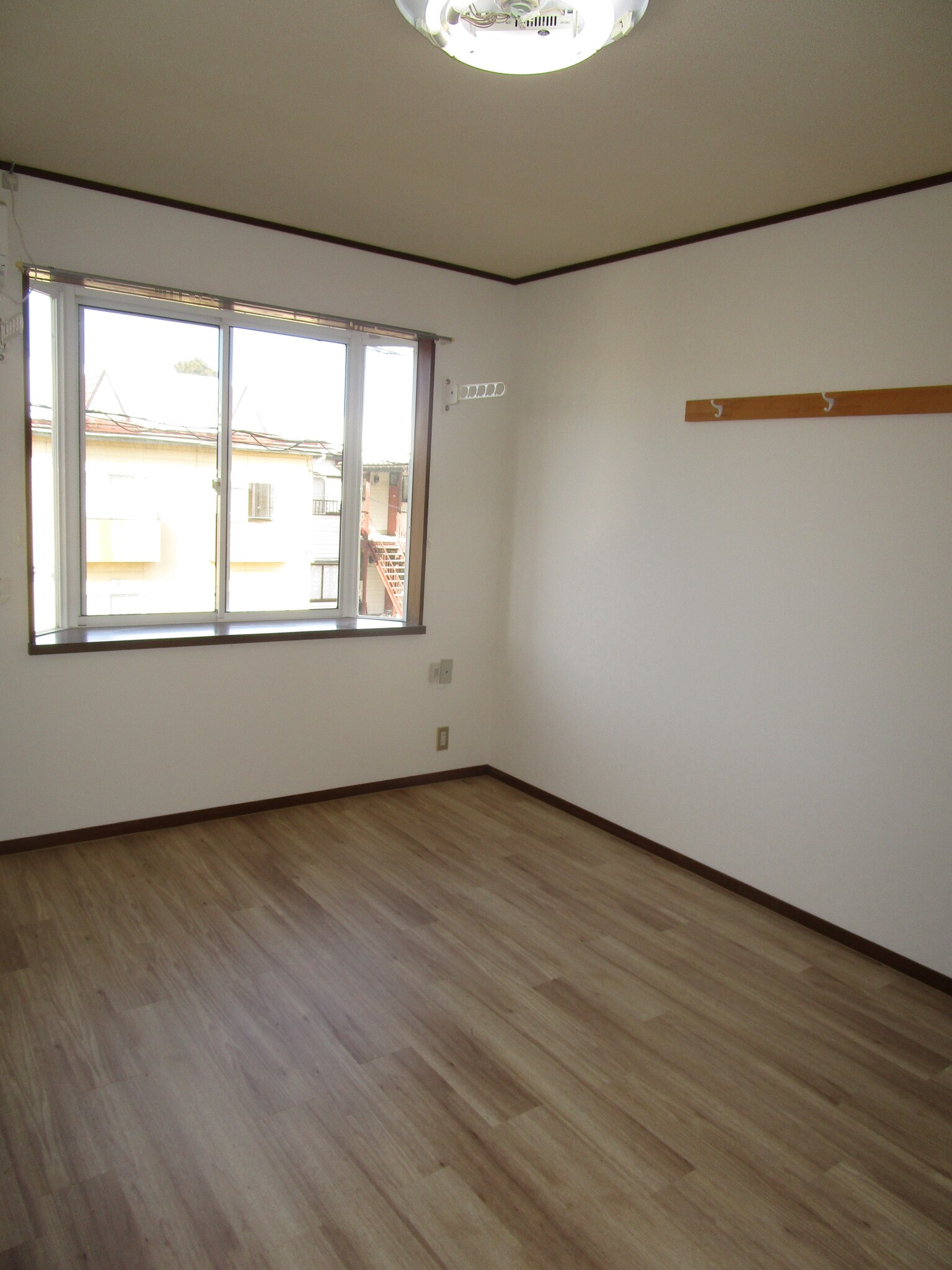 居室・リビング　洋間です。窓際に室内干し用の器具が設置してあります。