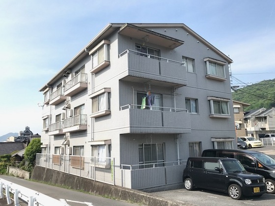 広島市東区戸坂数甲のマンションの建物外観