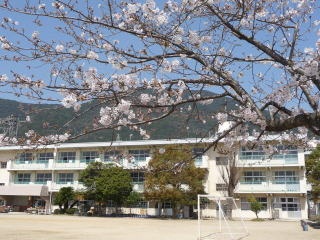 【イマージュ安部山公園の小学校】