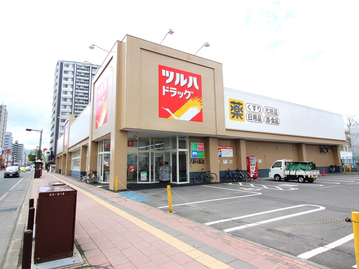 ドラックストア　ツルハドラッグ八軒４条店（ドラッグストア）まで160m