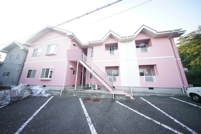 下関市長府松小田北町のアパートの建物外観