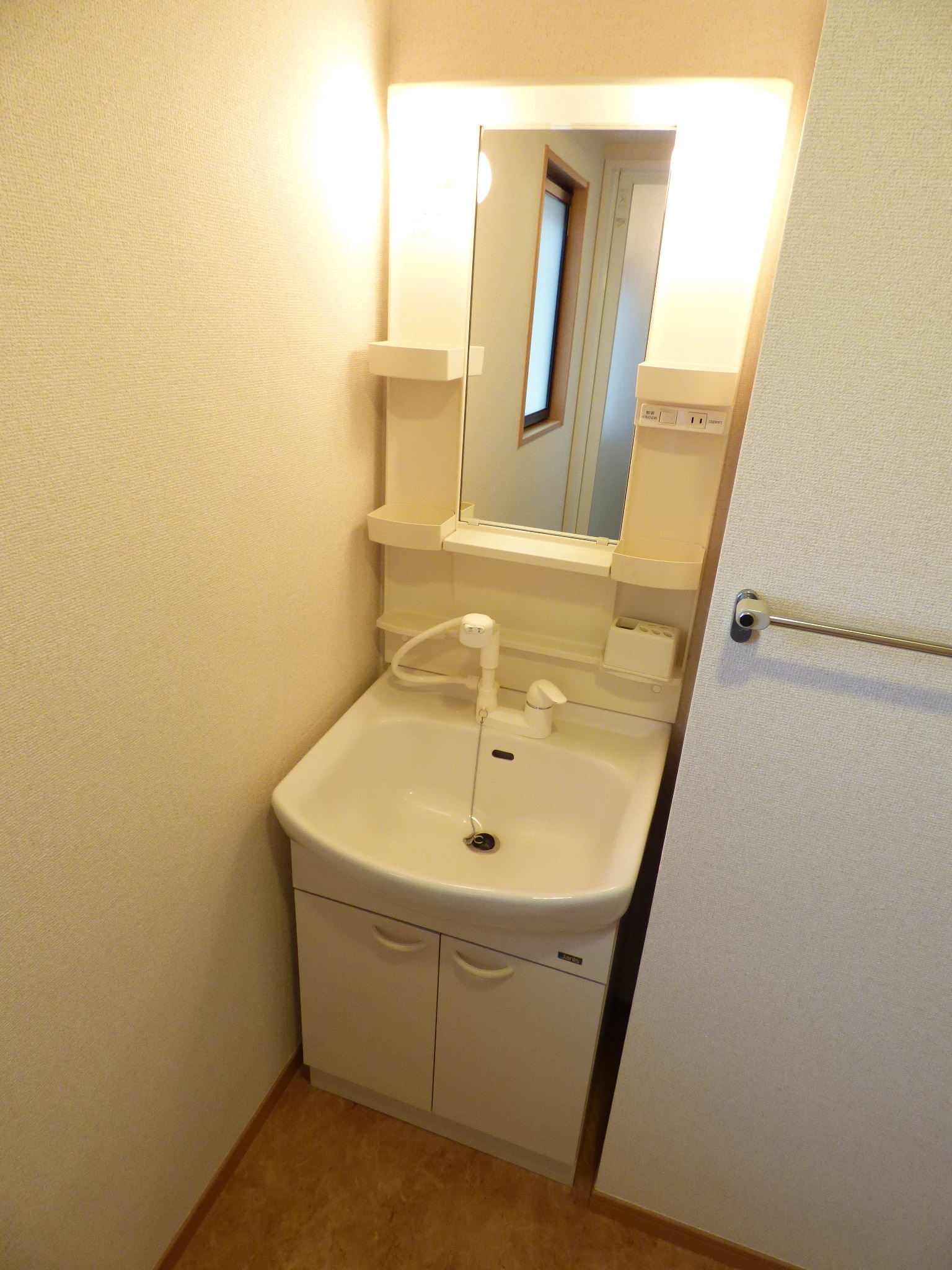 洗面設備　独立洗面台、脱衣スペース！※退去前のため、以前の写真を使用し