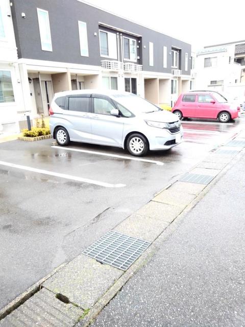 【アライブIIIの駐車場】