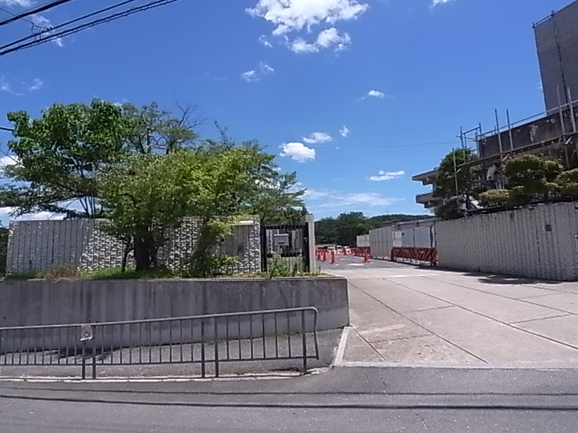 【生駒市辻町のアパートの小学校】