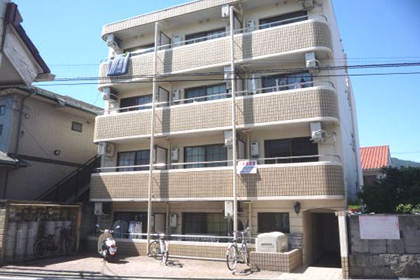 広島市安佐南区長束のマンションの建物外観