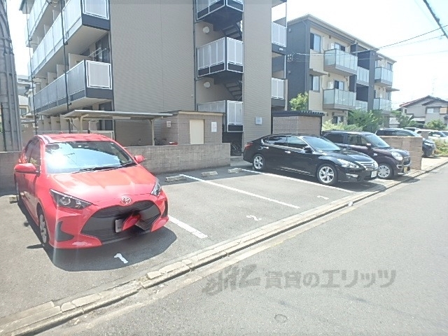 【京都市南区吉祥院里ノ内町のマンションの駐車場】