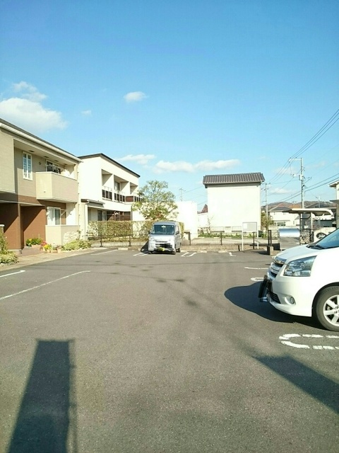 【福山市坪生町のアパートの駐車場】