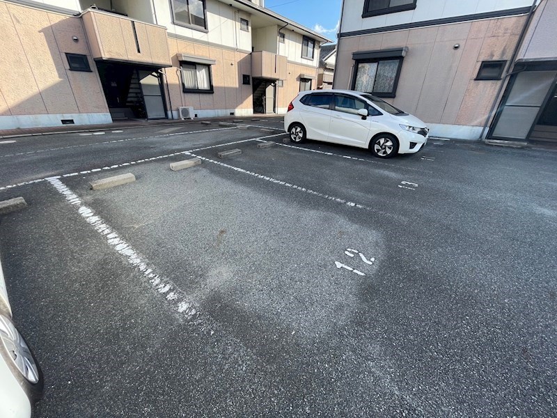 【姫路市飾磨区矢倉町のアパートの駐車場】