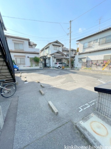 【廿日市市平良のアパートの駐車場】