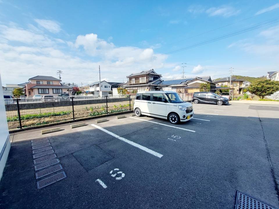 【松山市南吉田町のアパートの駐車場】