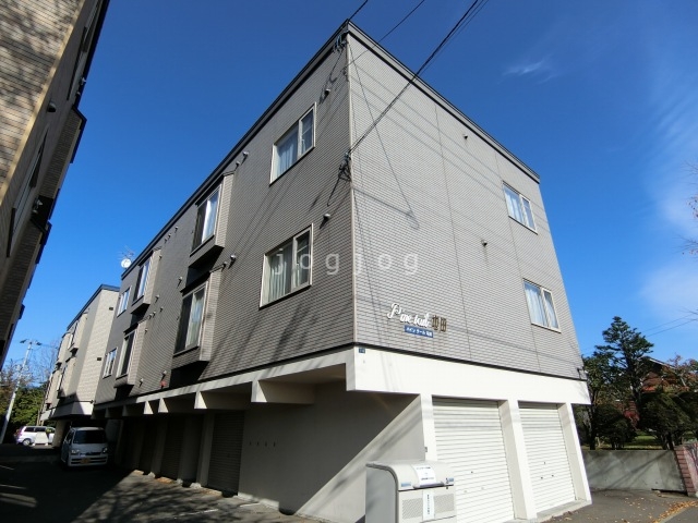 パインテール屯田の建物外観