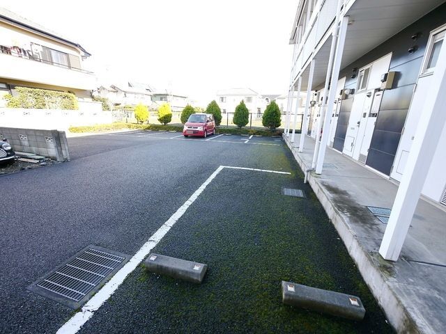 【小平市栄町のアパートの駐車場】