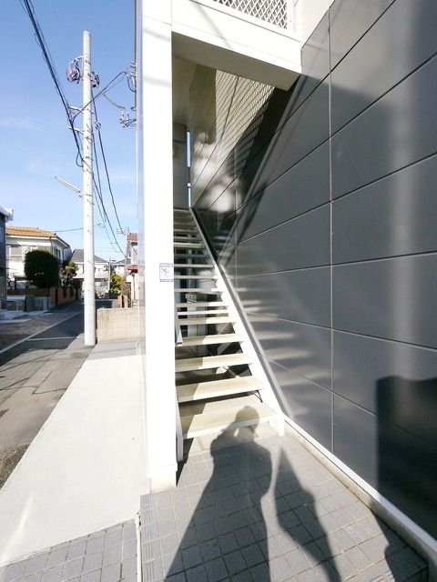 【小平市栄町のアパートのエントランス】