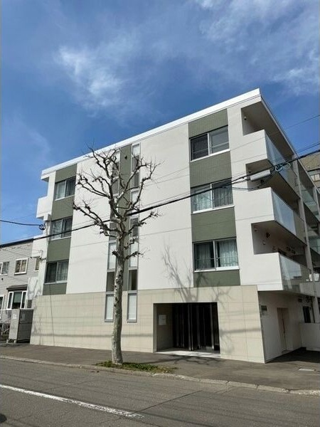 【札幌市北区北十七条西のマンションの建物外観】