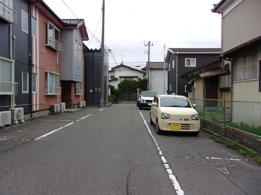 【麻衣ハウスAの駐車場】