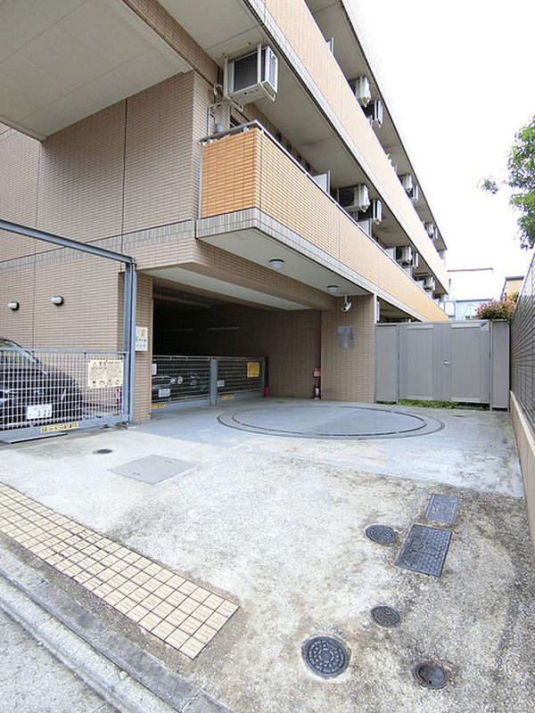 【目黒区東山のマンションの駐車場】