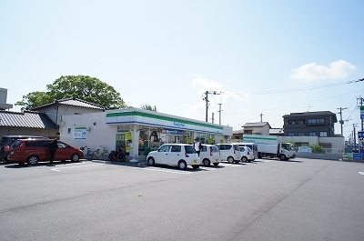 コンビニ　ファミリーマート（コンビニ）まで400m