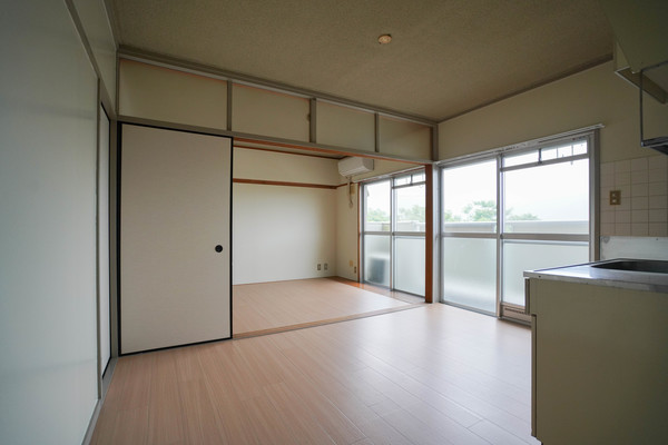 居室・リビング　同じ建物の別なお部屋