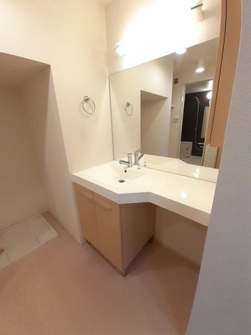 洗面設備　ゆったりとスペースのある洗面所