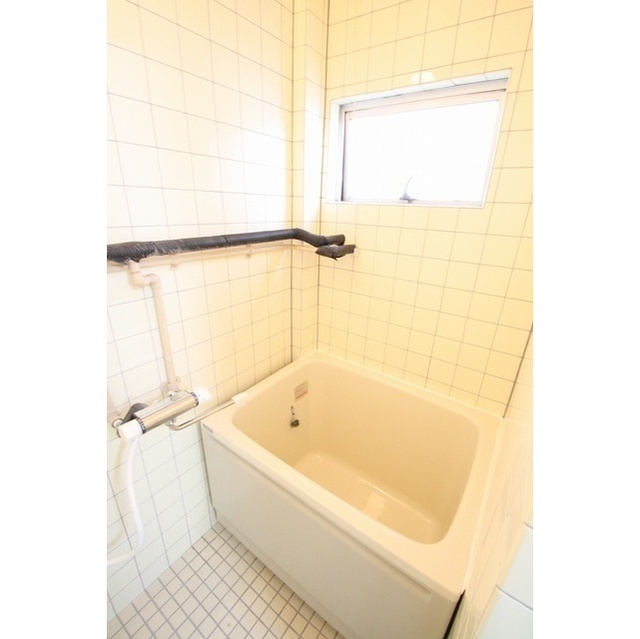 バス・シャワールーム　換気しやすい窓付き浴室