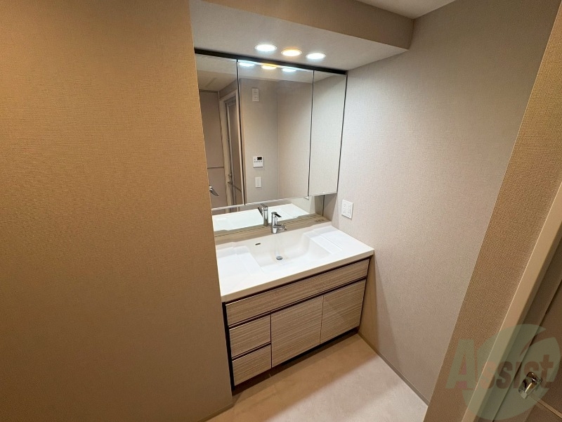 洗面設備　独立洗面台です。大きくてよいですね。シャンプーもできます！