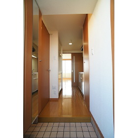 玄関　※写真は角部屋の別室です。現状優先。