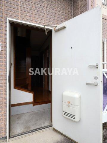 玄関　2024年撮影。現況と異なる場合があります。