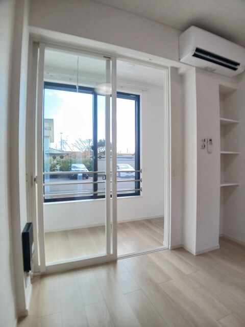 バルコニー　サンルームがあるので、お天気に左右されず洗濯が出来ます。