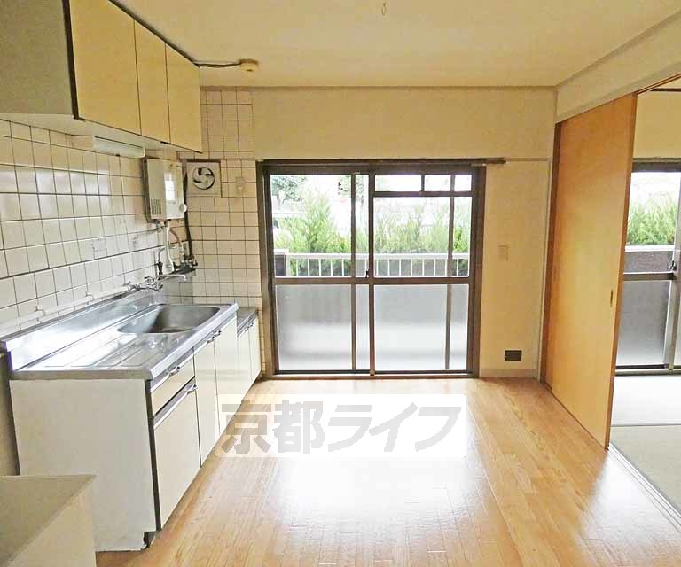 居室・リビング　フロリーングがとても綺麗です。