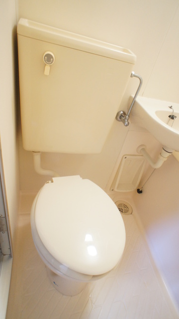 トイレ　白を基調とした空間で清潔感のあるトイレです♪