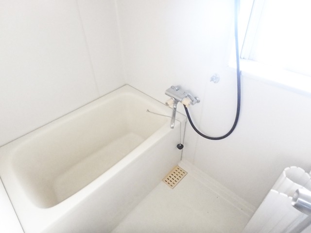 バス・シャワールーム　窓付きで換気しやすいですね！