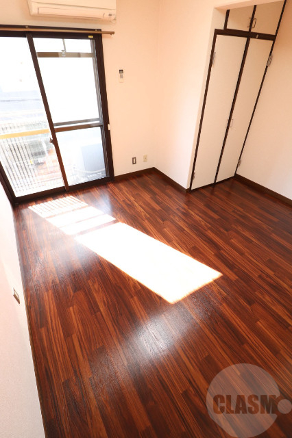 居室・リビング　８帖の洋室です