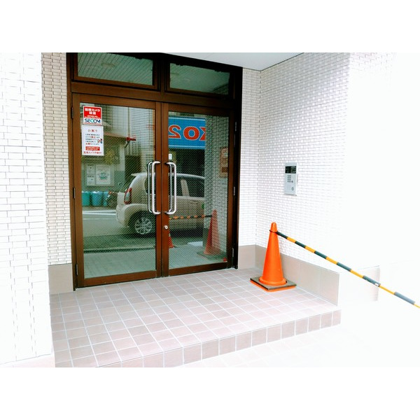 エントランス　夜間はオートロック