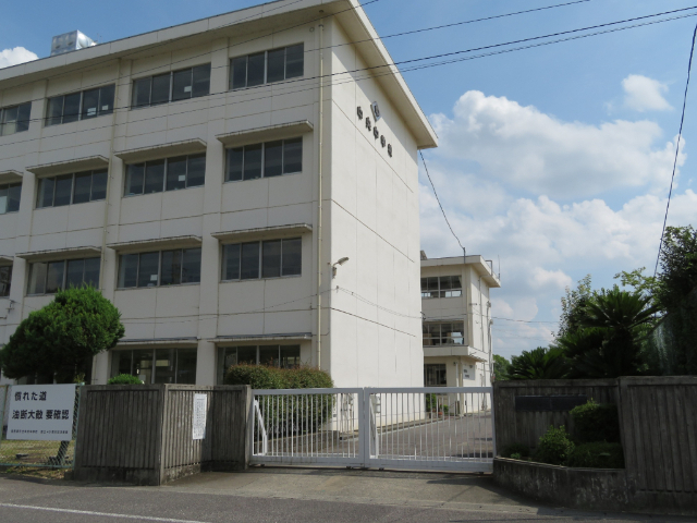 中学校　各務原市立中央中学校（中学校）まで1690m