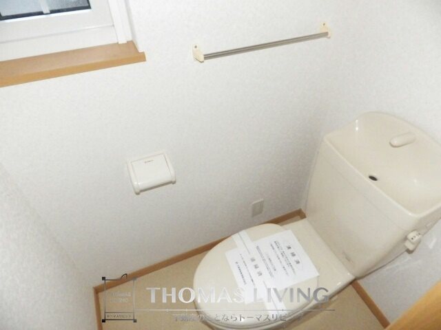 トイレ　小窓があり換気がしやすいです