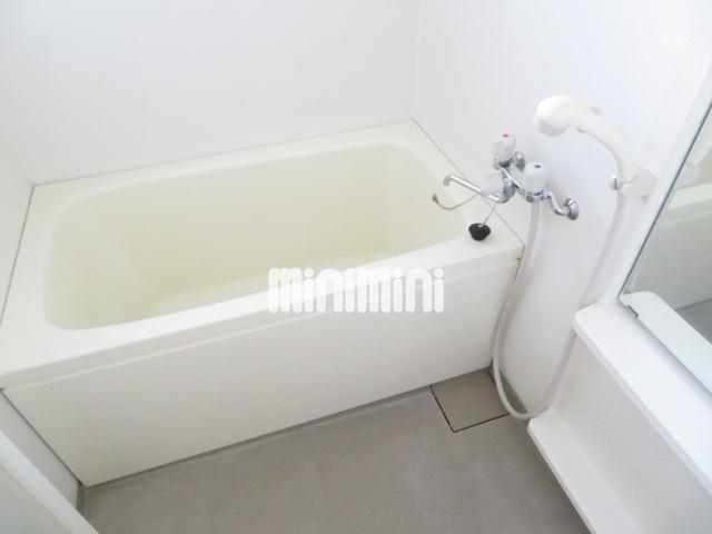 バス・シャワールーム　小窓付きの明るいお風呂です。